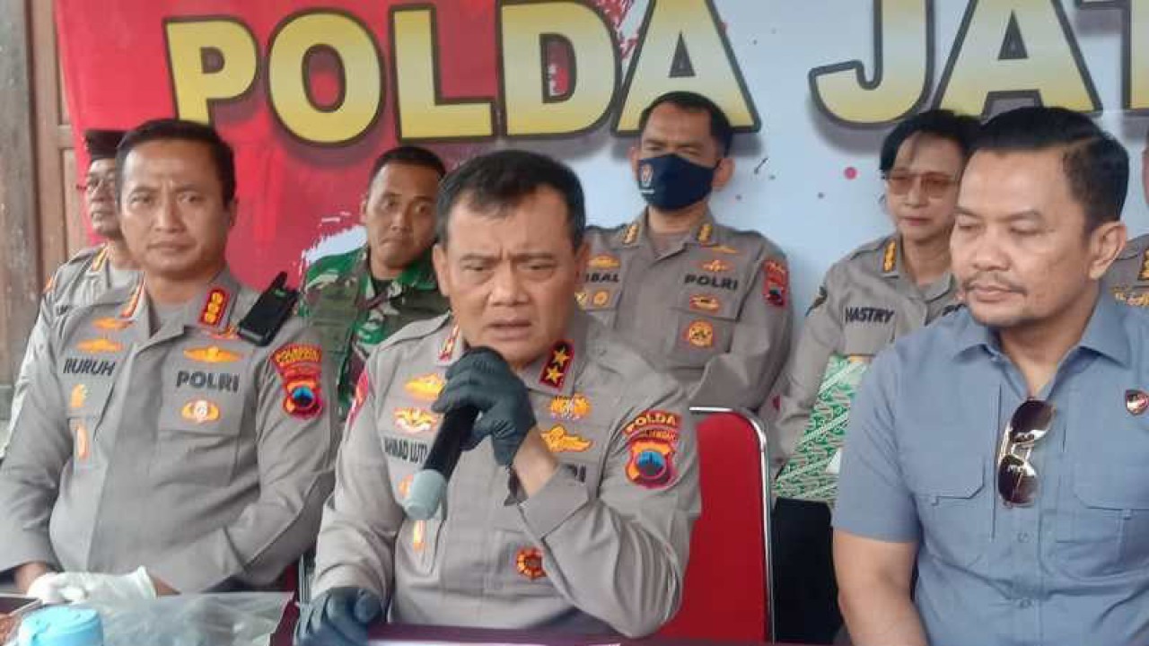 Kapolda Jawa Tengah Irjen Ahmad Luthfi memberikan keterangan pers di lokasi ledakan di Kabupaten Magelang. (ANTARA/Heru Suyitno)