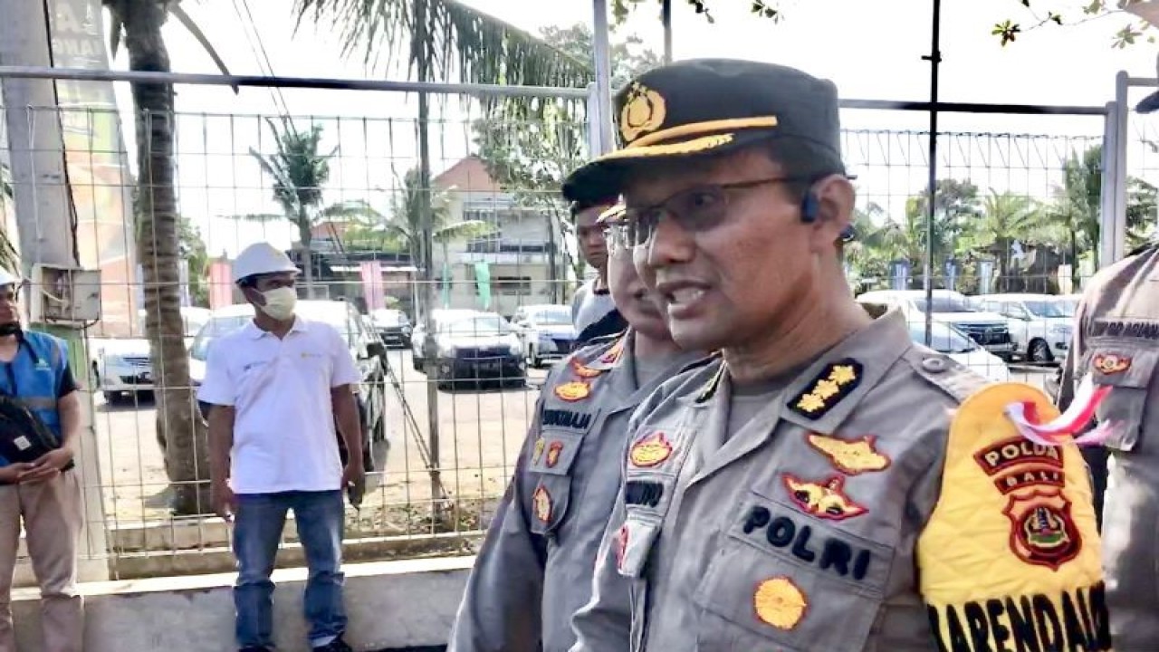 Kepala Biro Operasi (Karoops) Polda Bali Kombes Pol. Nuryanto menjawab pertanyaan media selepas mendampingi Ketua Umum PSSI Erick Thohir meninjau persiapan Piala Dunia U20 di Stadion Kapten I Wayan Dipta, Gianyar, Bali, Minggu (12/3/2023). ANTARA/Genta Tenri Mawangi