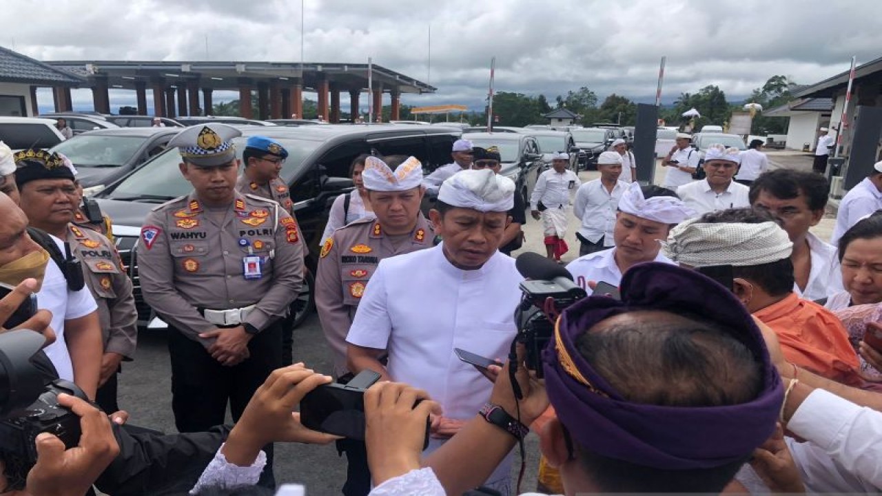 Kepala Polda Bali Irjen Pol Putu Jayan Danu Putra saat diwawancara soal sidak WNA asing terkait pelanggaran berkendara di Karangasem, Senin (6/3/2023). ANTARA/Ni Putu Putri Muliantari