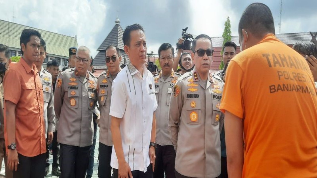 Kapolda Kalimantan Selatan Irjen Polisi Andi Rian R. Djajadi menghampiri tersangka Nanang Sugianto dalam rilis hasil Operasi Jaran Intan 2023 di halaman Mapolda Kalsel, Rabu (8/3/2023). ANTARA/Firman