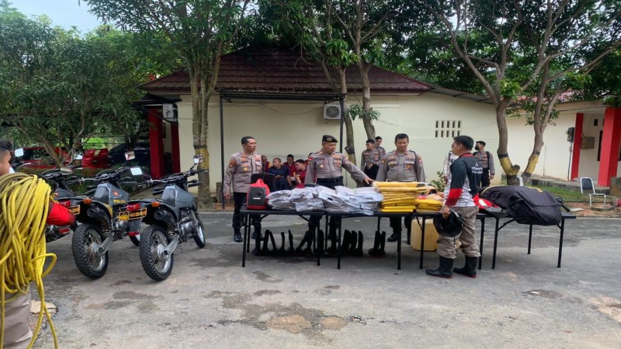 Pihak kepolisian Polda Kepri mengecek bahan logistik yang akan dibawa ke lokasi kejadian. (ANTARA/HO-Humas Polda Kepri)