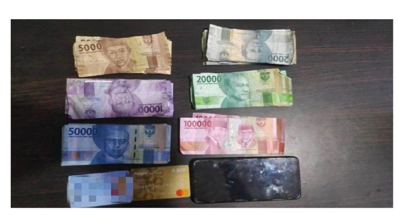 Polda Malut amankan barang bukti dari tangan bandara togel berupa uang tunai sebesar Rp1.350.000, Satu buah  KTP, satu buah SIM C, satu buah ATM Mandiri, satu buah ATM BCA yang berhasil digerebek pada Jumat, (10/3/2023). ANTARA/Abdul Fatah (Abdul Fatah)