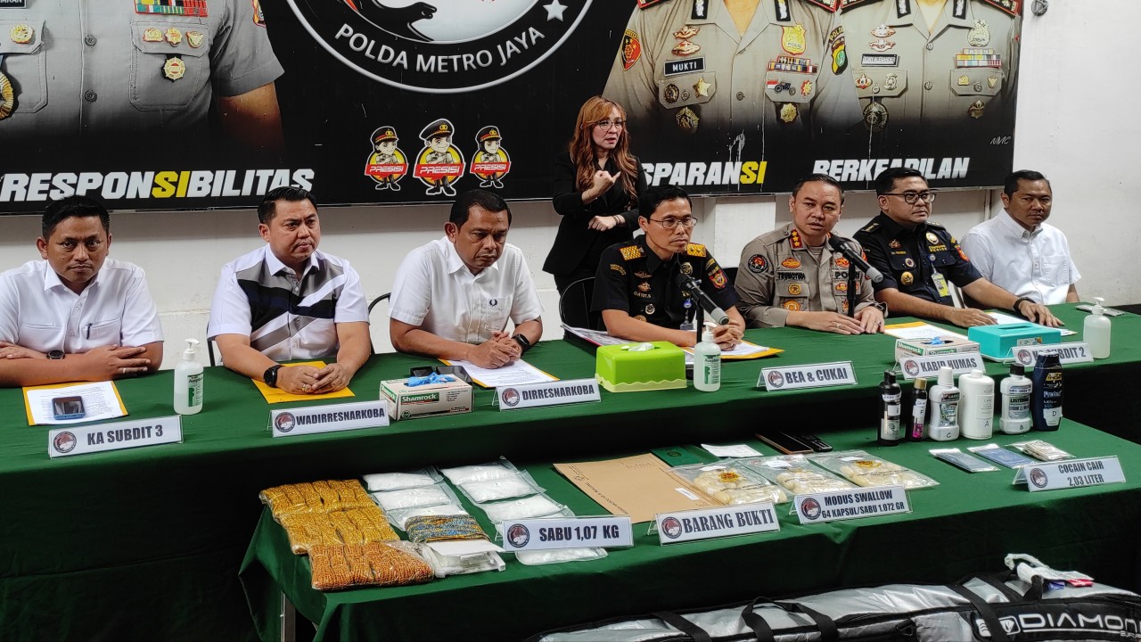 Konferensi pers pengungkapan penyelundupan kokain cair oleh Polda Metro Jaya dan Bea Cukai Soekarno-Hatta.