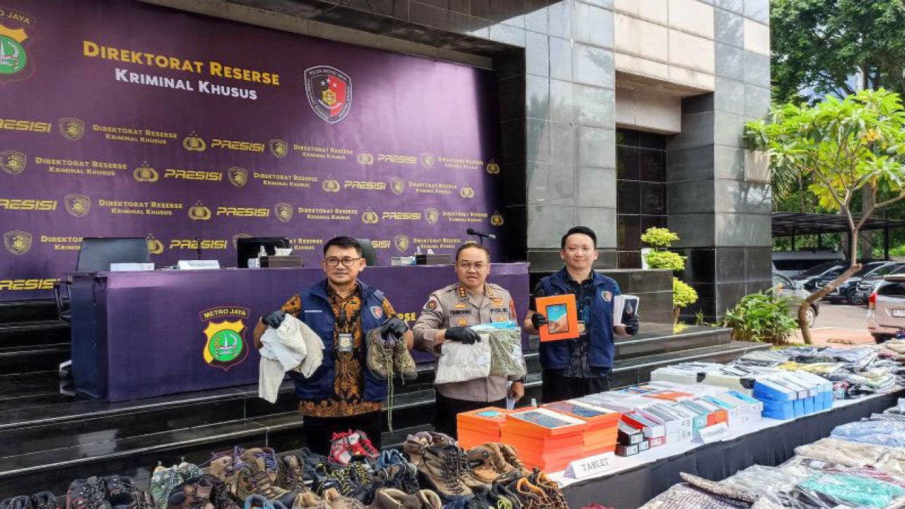 Kabid Humas Polda Metro Jaya Kombes Pol Trunoyudo Wisnu Andiko (tengah) bersama Direktur Reserse Kriminal Khusus (Dirreskrimsus) Kombes Pol Auliansyah Lubis (kiri) dan Kasubdit Industri Perdagangan (Indag) saat menunjukkan barang bukti kasus penyelundupan di Jakarta, Jumat (24/3/2023). ANTARA/Ilham Kausar