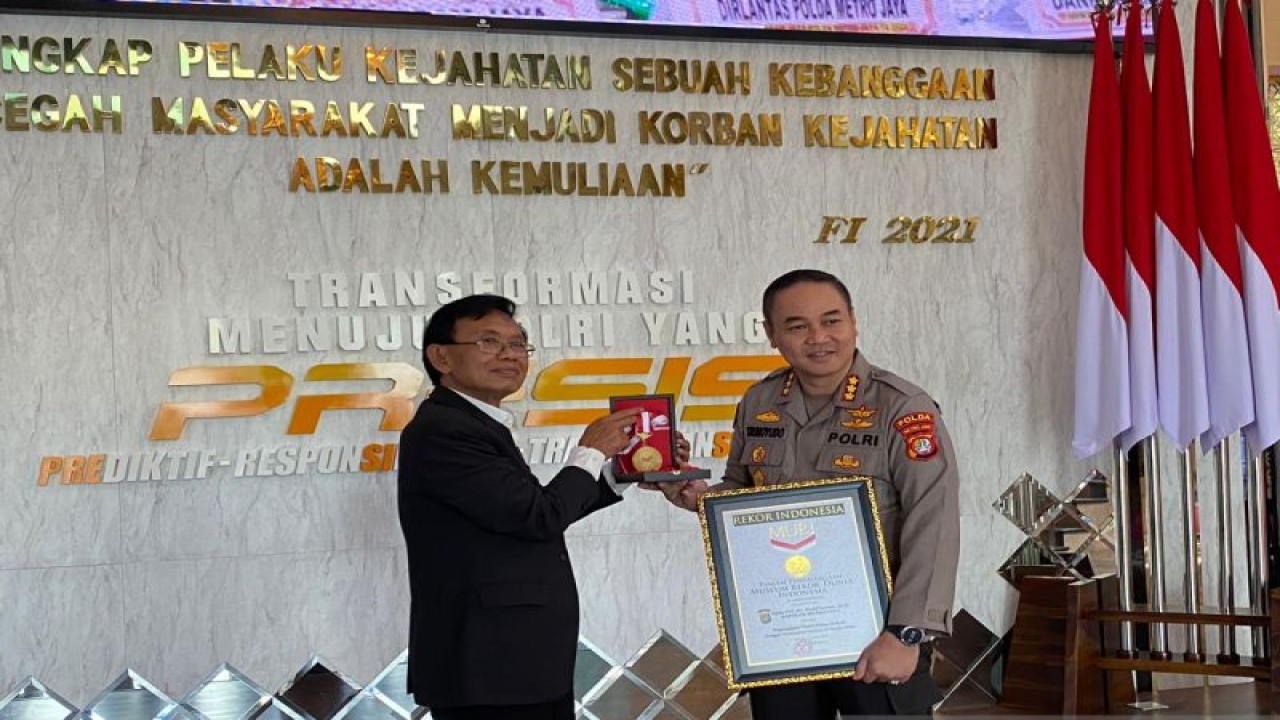 Kabid Humas Polda Metro Jaya Kombes Pol Trunoyudo (kanan) menerima penghargaan dari Senior Manager MURI, Yusuf Ngadri atas pengungkapan sabu dengan berat 277 kilogram di Jakarta (HO-Polda Metro Jaya)