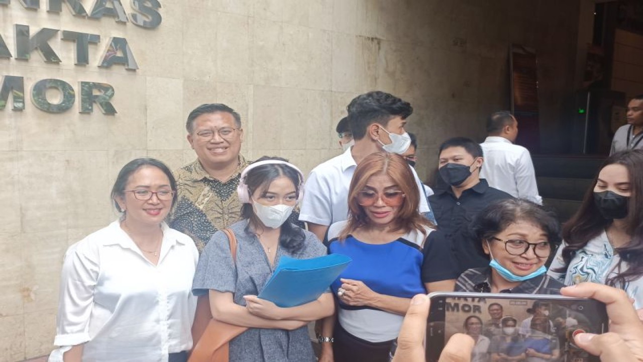 Kuasa hukum APA, Enita Adyalaksmita (kanan) bersama kliennya APA (tengah memegang map biru) dan ibu APA Opy Dewi (kiri) saat diwawancarai di Polda Metro Jaya, Senin (27/3/2023). (ANTARA/Ilham Kausar)
