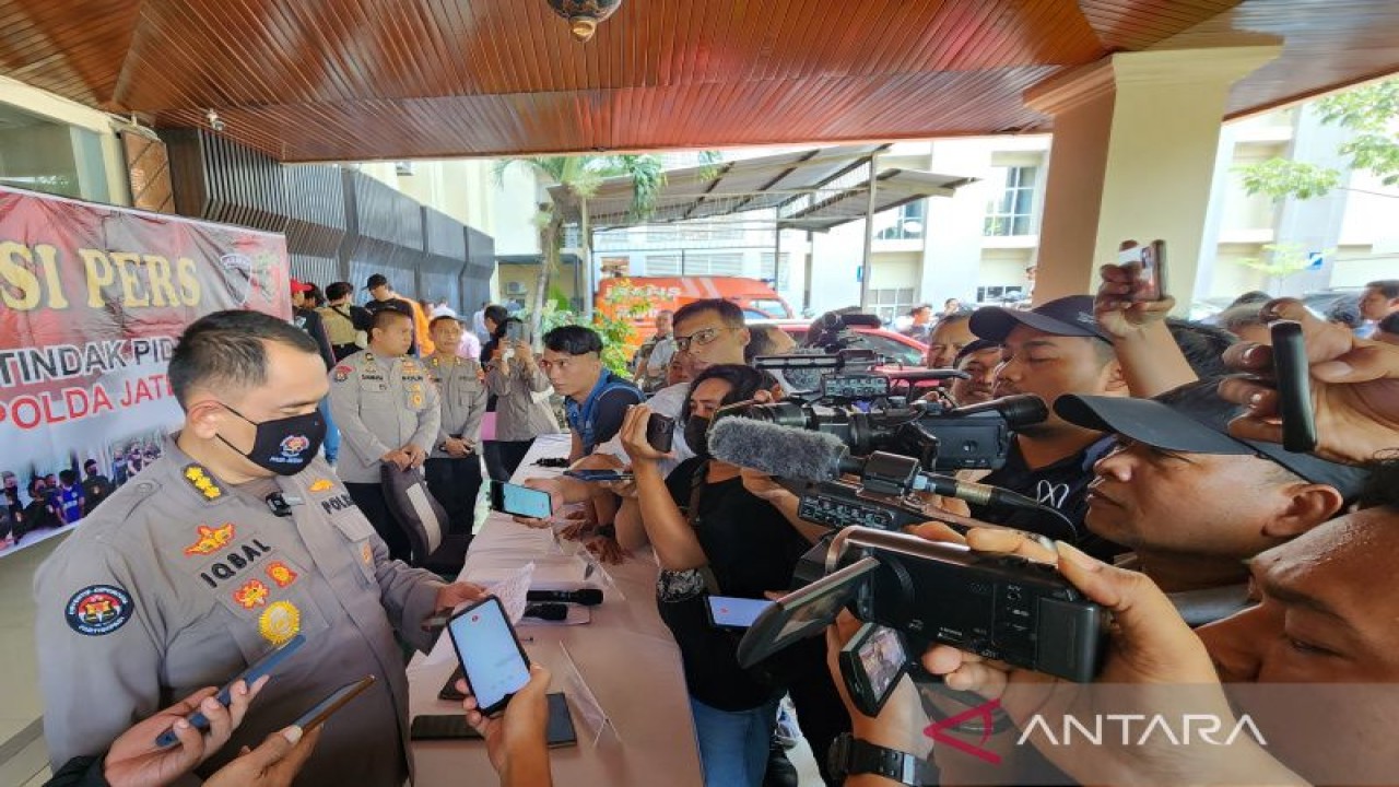Kabid Humas Polda Jateng Kombes Pol. Iqbal Alqudusy memberikan penjelasan tentang perkembangan kasua calo penerimaan Bintara Polri di Semarang, Kamis (9/3/2023). (ANTARA/ I.C.Senjaya)