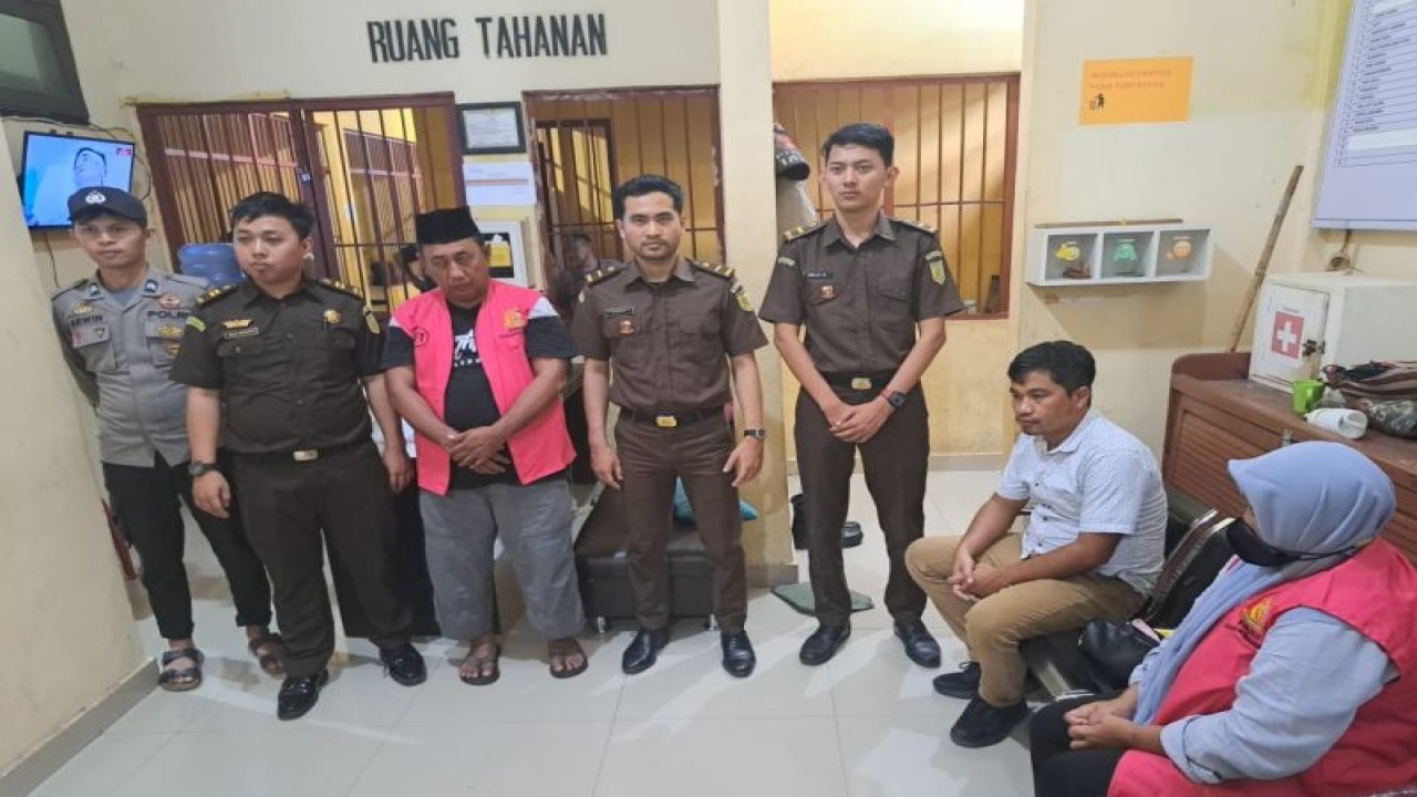Tersangka perkara dugaan Tipikor dana hibah pengawasan Pilkada Bupati dan Wakil Bupati Banggai Laut oleh Bawaslu setempat diserahkan kepada Kejaksaan Negeri Banggai Laut, Rabu (1/3/2023). ANTARA/Humas Polres Banggai Kepulauan