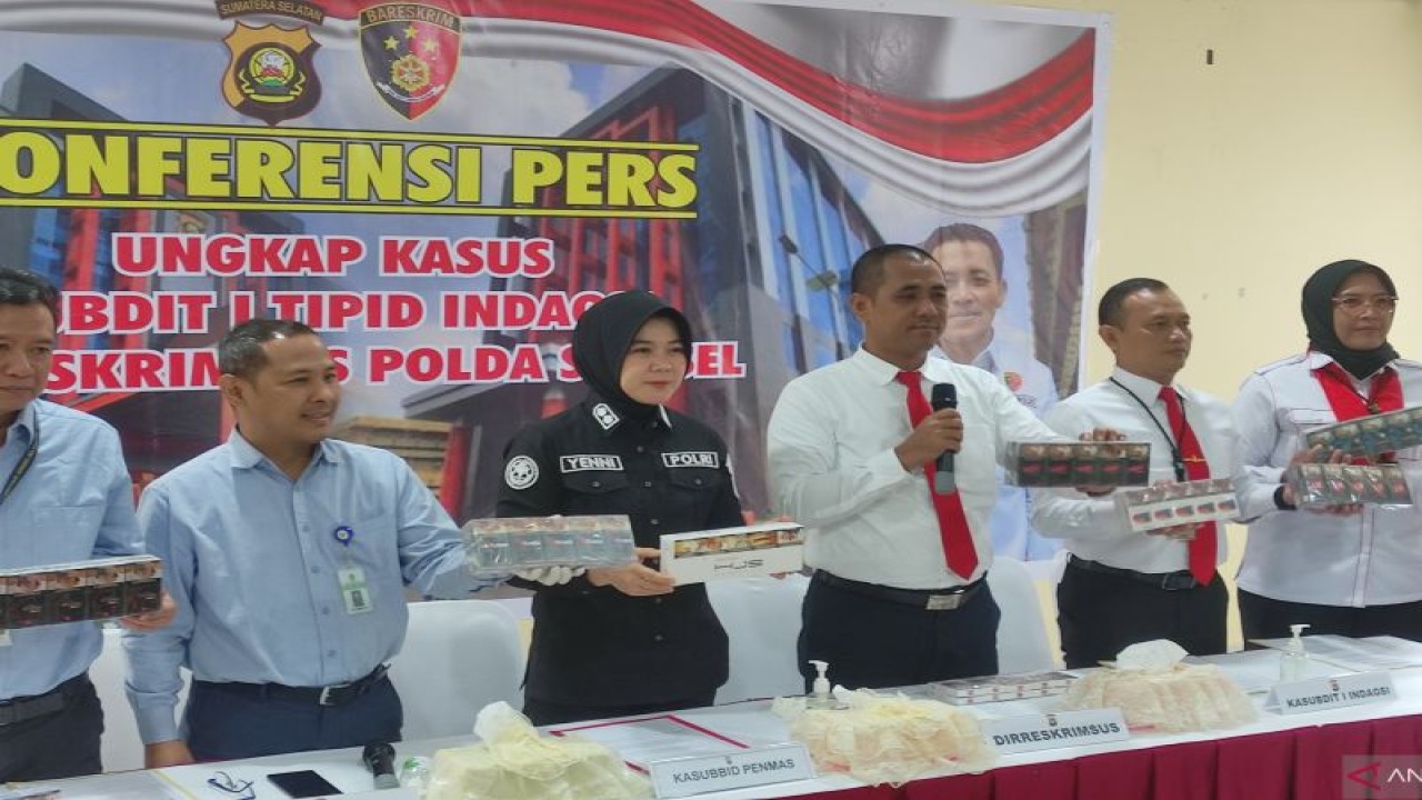 Wakil Direktur Direktorat Reserse Kriminal Khusus Polda Sumsel AKBP Putu Yudha Prawira (tiga dari kanan) menunjukkan barang bukti rokok ilegal hasil sitaan dalam ungkap kasus di Palembang, Sumatera Selatan, Rabu (7/3/2023( (ANTARA/M Riezko Bima Elko P/22)