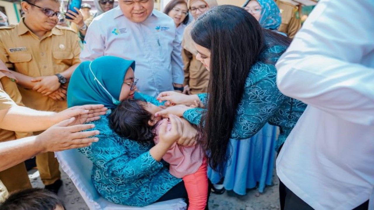 Ketua TP PKK Kota Medan Kahiyang Ayu memberikan vaksin polio tetes ke seorang balita di pencanangan sub PIN polio di Medan, Sumut, Senin (13/2/2023). (ANTARA/HO-Diskominfo Kota Medan)