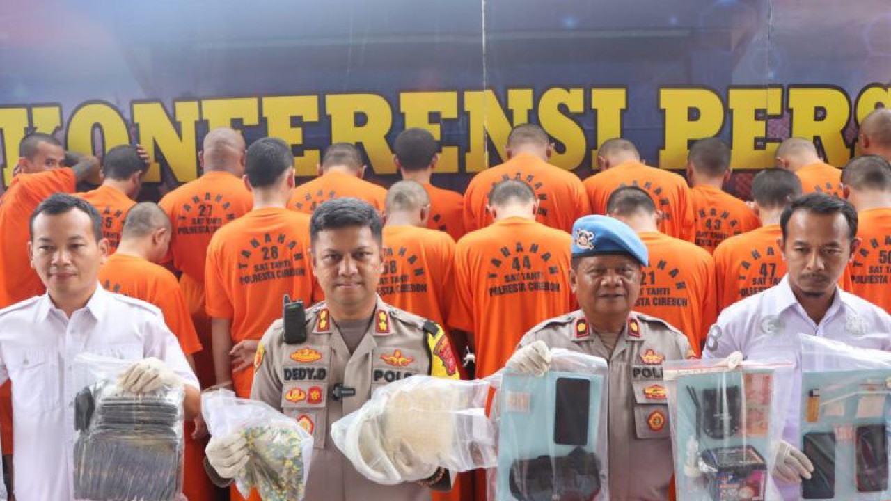 Wakapolresta Cirebon AKBP Dedy Darmawan syah (kedua kiri) menunjukkan barang bukti di Cirebon, Rabu (1/3/2023). ANTARA/Khaerul Izan
