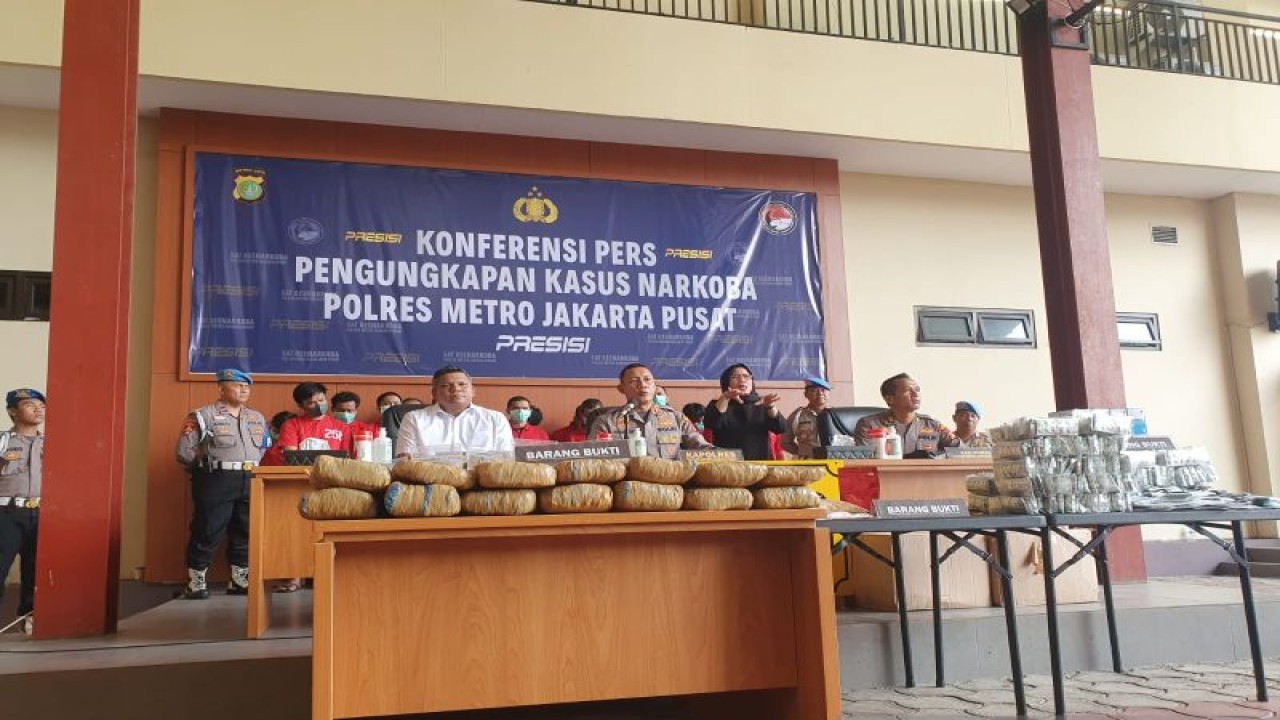Kapolres Metro Jakarta Pusat Kombes Pol Komarudin memberikan keterangan pers di Kantor Polrestro Jakarta Pusat Kemayoran, Senin (6/3/2023) ANTARA/Mentari Dwi Gayati