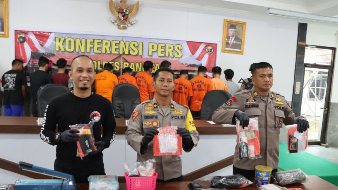 Kabag Ops Polres Bangka Kompol Capt. Yordansyah menunjukan barang bukti narkoba hasil operasi Antik 2023 (ANTARA/Kasmono)