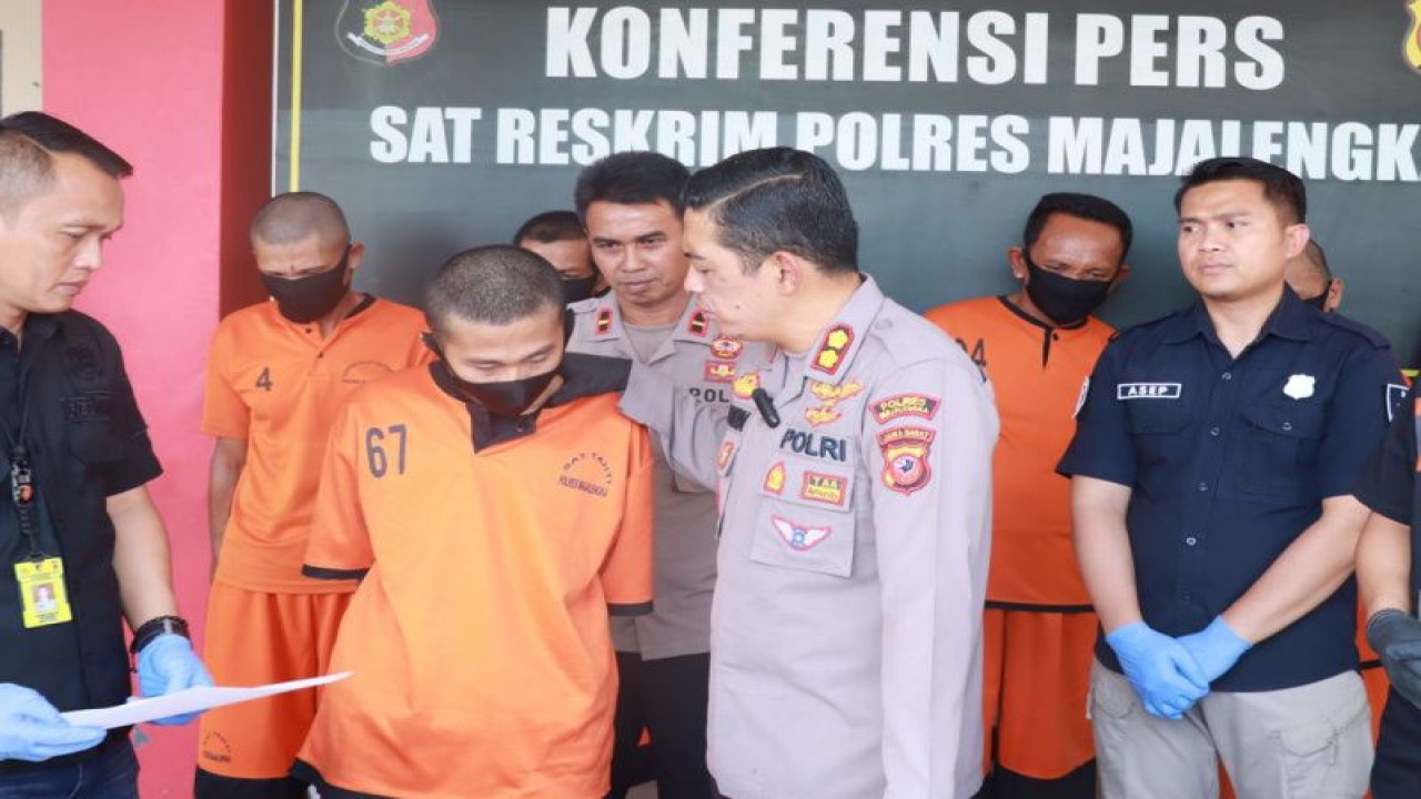 Kapolres Majalengka AKBP Edwin Affandi (kanan) saat menunjukkan tersangka pencuri dengan kekerasan di Majalengka, Jawa Barat, Selasa (7/3/2023). ANTARA/HO-Humas Polres Majalengka