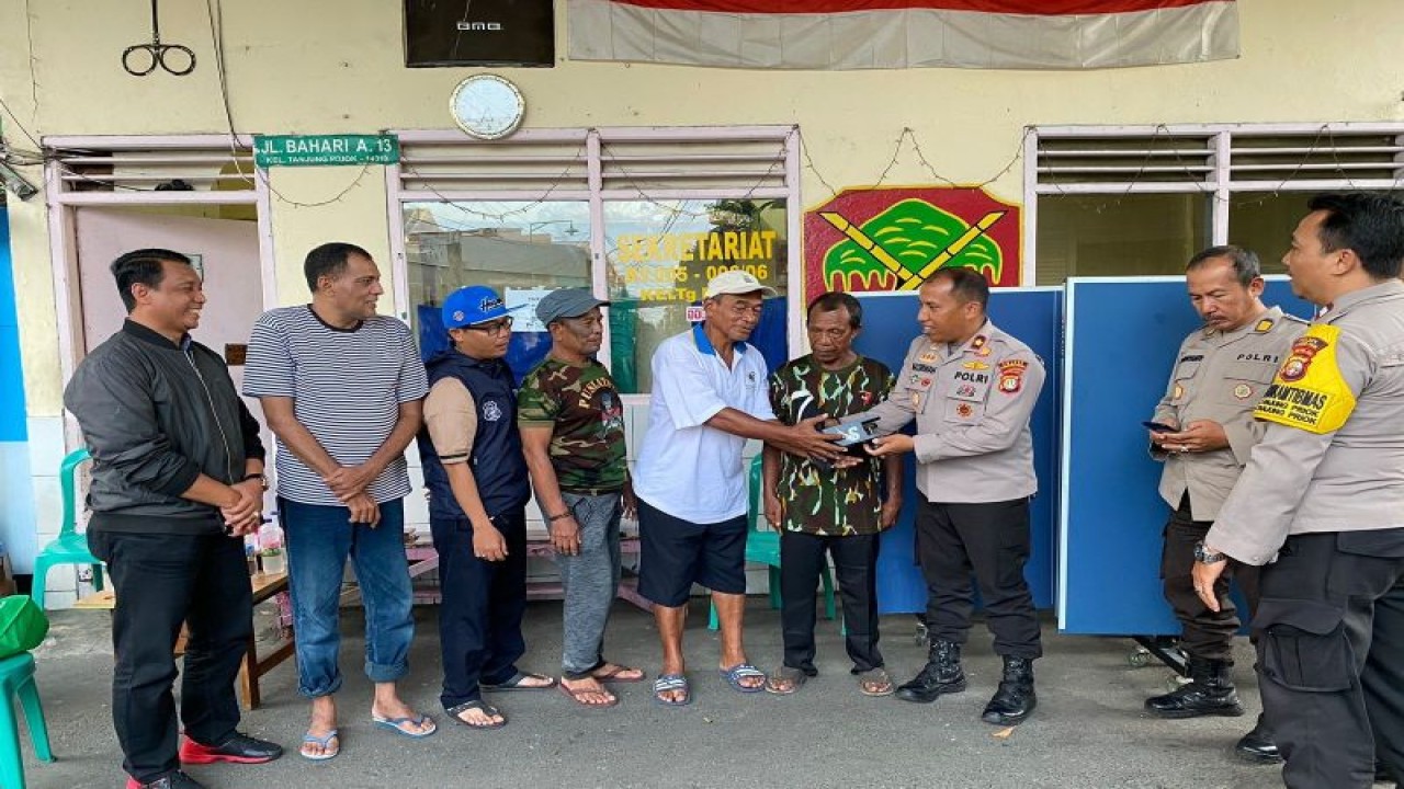 Kepala Kepolisian Sektor Tanjung Priok Komisaris Polisi Nazirwan menyerahkan meja tenis kepada warga Kampung Bahari di Jalan Bahari A13 RT 005/RW 006 Tanjung Priok, Tanjung Priok, Jakarta Utara, Jumat (10/3/2023). ANTARA/HO-Humas Polsek Tanjung Priok