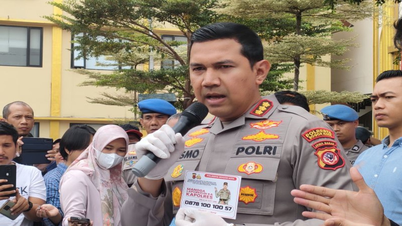 Kapolresta Bogor Kota Kombes Polisi Bismo Teguh Prakoso saat menunjukkan hotline pengaduan kasus dan keresahan masyarakat langsung ke telepon selulernya di momen ungkap kasus pemcabokan siswa di Simpang Pomad, di Mako Polresta Bogor Kota, Selasa (14/3/2023). ANTARA/Linna Susanti