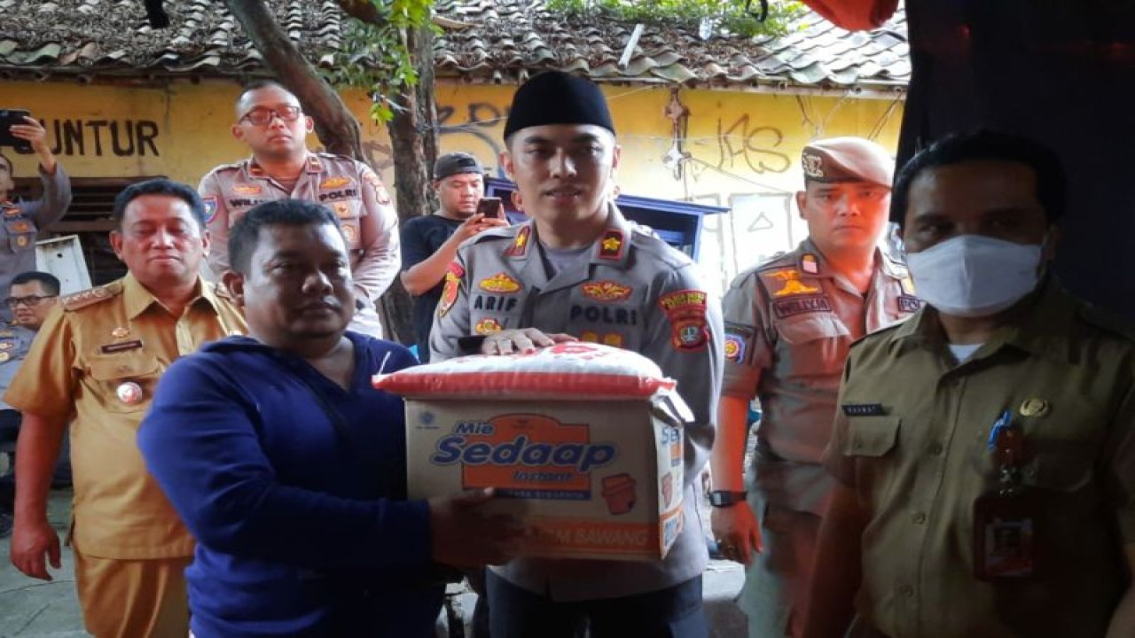 Kapolsek Metro Setiabudi, Kompol Arif Purnama Oktora memberikan bantuan kepada warga terdampak kebakaran di Jakarta, Rabu (15/3/2023). ANTARA/HO-Polsek Setiabudi
