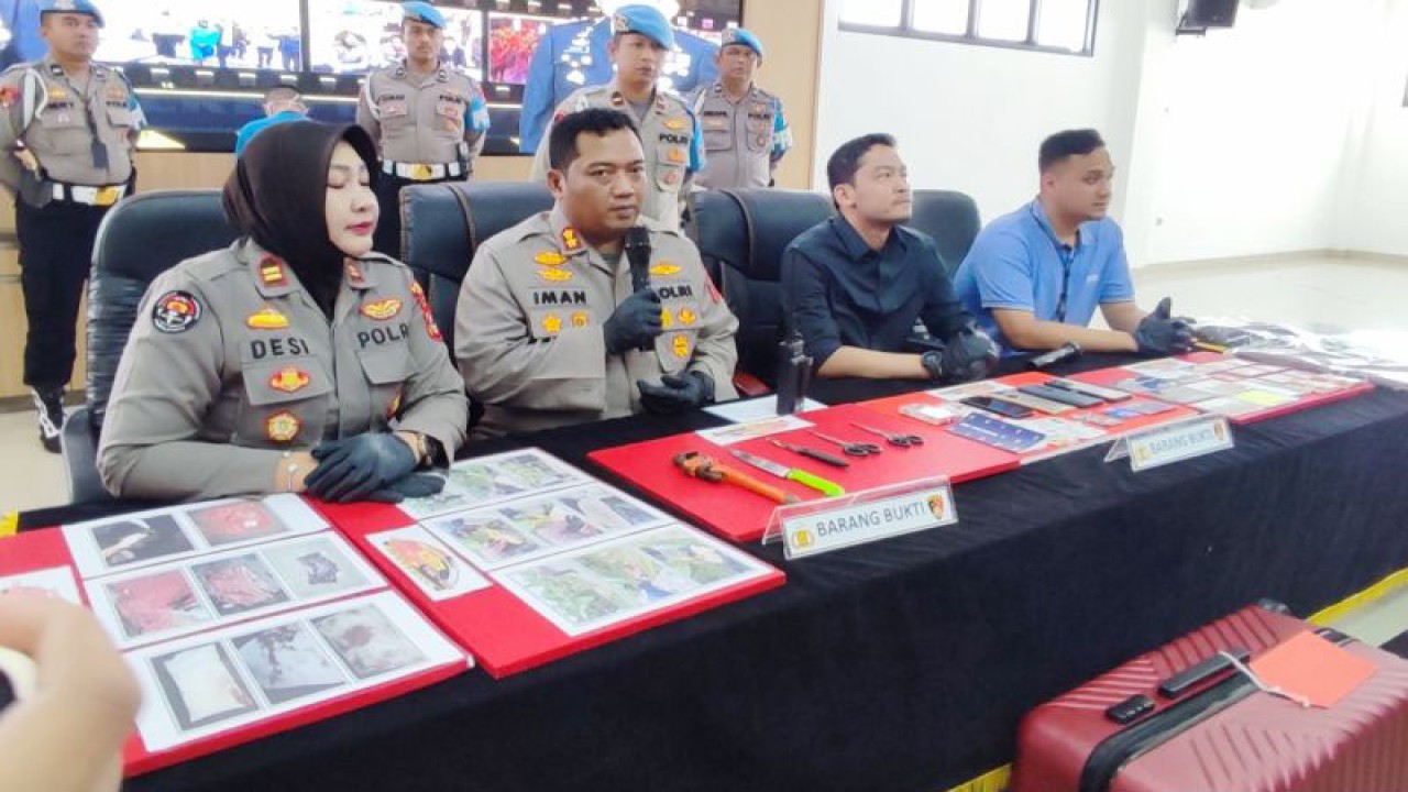 Pengungkapan kasus penemuan mayat dalam koper di Mapolres, Cibinong, Kabupaten Bogor, Jawa Barat, Sabtu (18/3/2023). (ANTARA/M Fikri Setiawan)