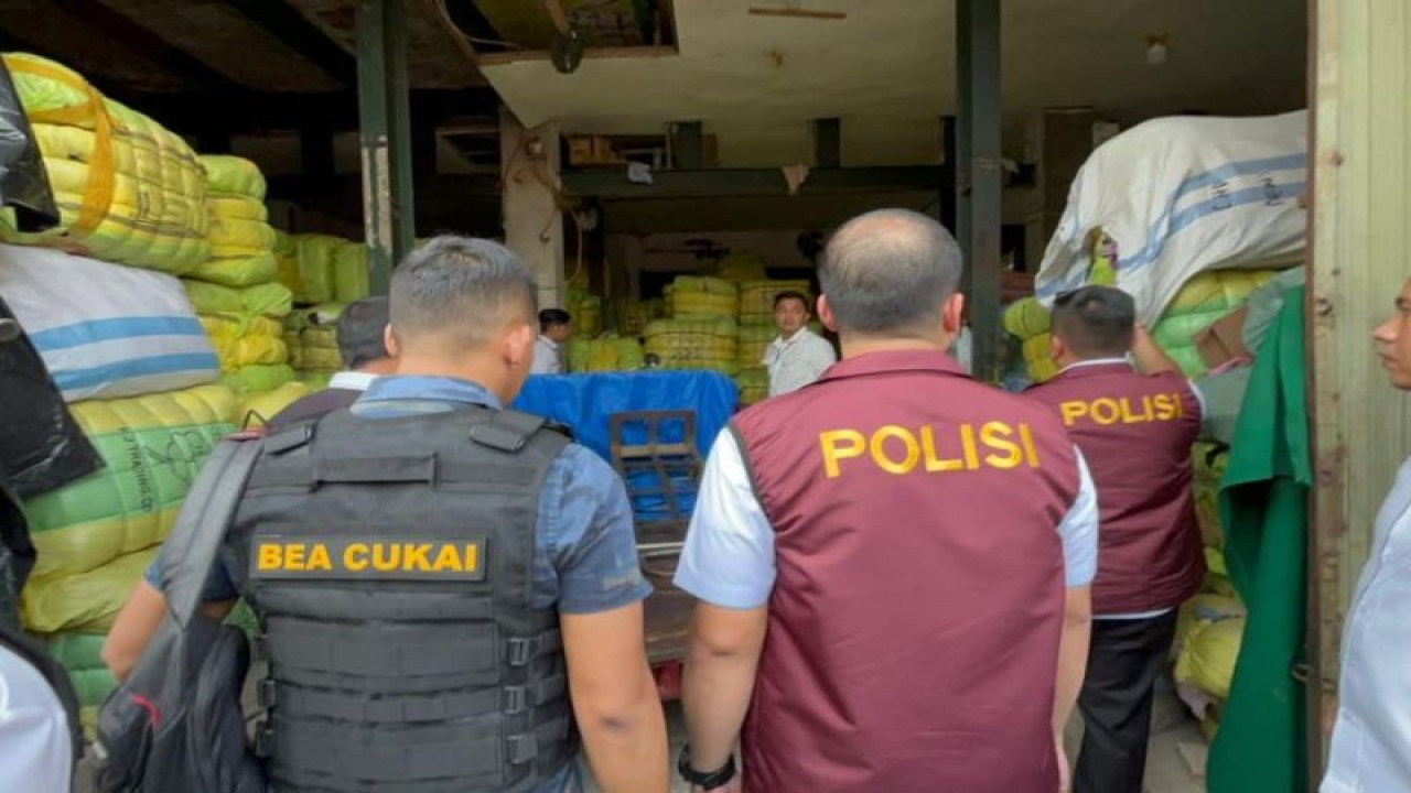 Tim Penyidik Dittipideksus Bareskrim Polri dan Ditjen Bea Cukai menggrebek gudang pakaian bekas impor di sejumlah gudang di wilayah Jabodetabek, Senen (20/3/2023). (ANTARA/HO-Divisi Humas Polri)