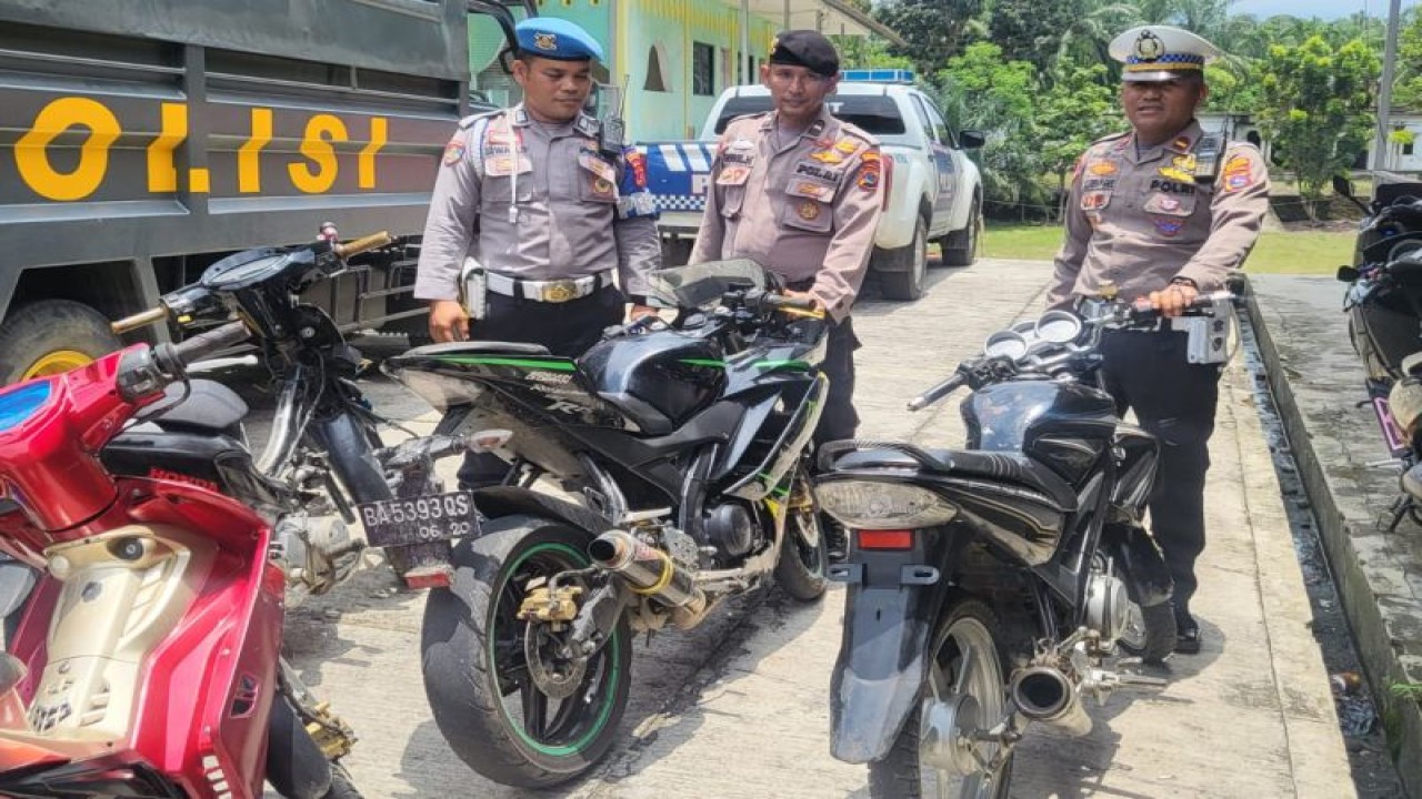 Jajaran Polres Pasaman Barat saat menertibkan kendaraan bermotor yang menggunakan knalpot brong di wilayah Batang Toman Kecamatan Pasaman, Pasaman Barat, Selasa (21/3/2023). ANTARA/HO-Polres Pasaman Barat.