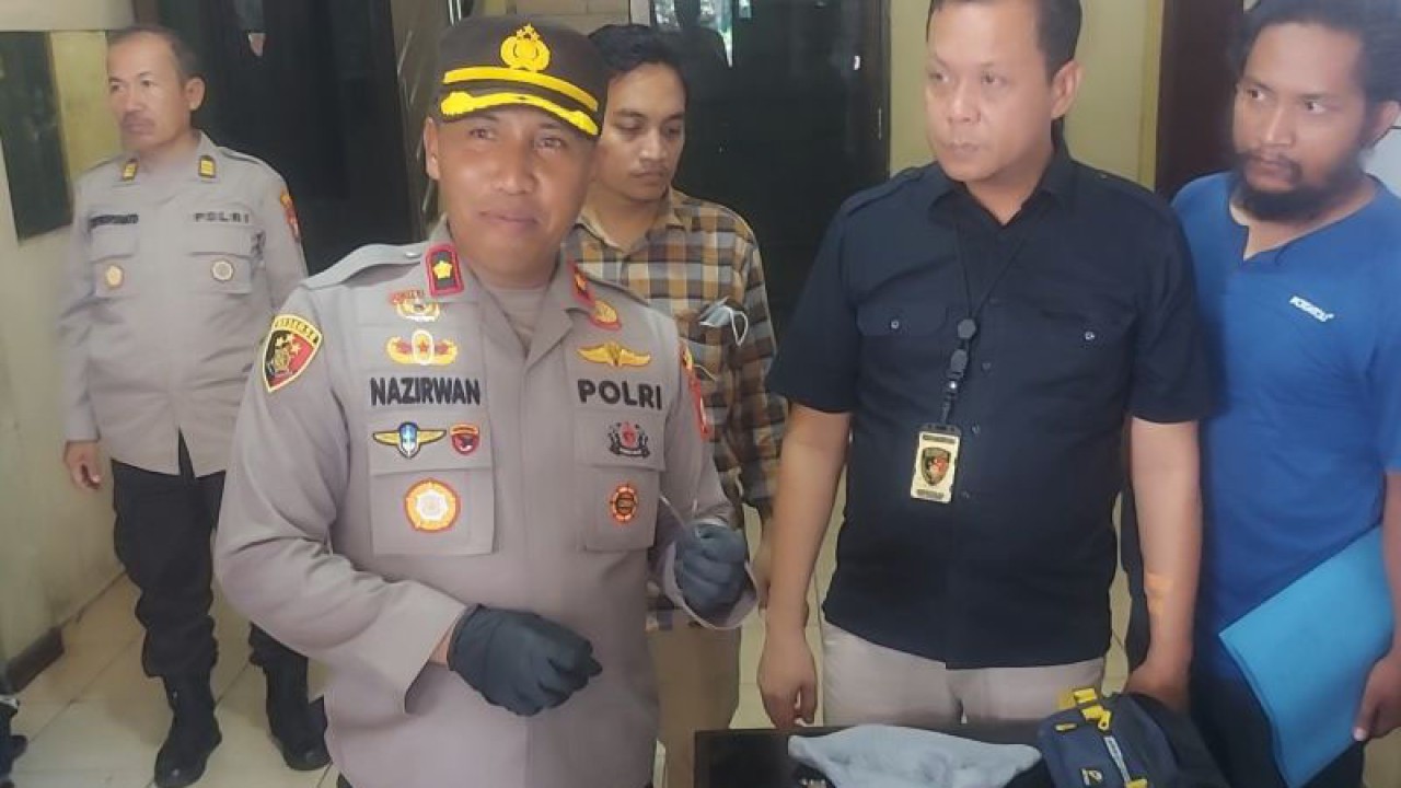 Kepala Kepolisian Sektor (Kapolsek) Tanjung Priok Komisaris Polisi (Kompol) Nazirwan menunjukkan barang bukti yang ditemukan dari tersangka maling spesialis rumah kosong kepada wartawan di Markas Polsek Tanjung Priok, Jakarta Utara, Kamis (23/3/2023). ANTARA/Abdu Faisal