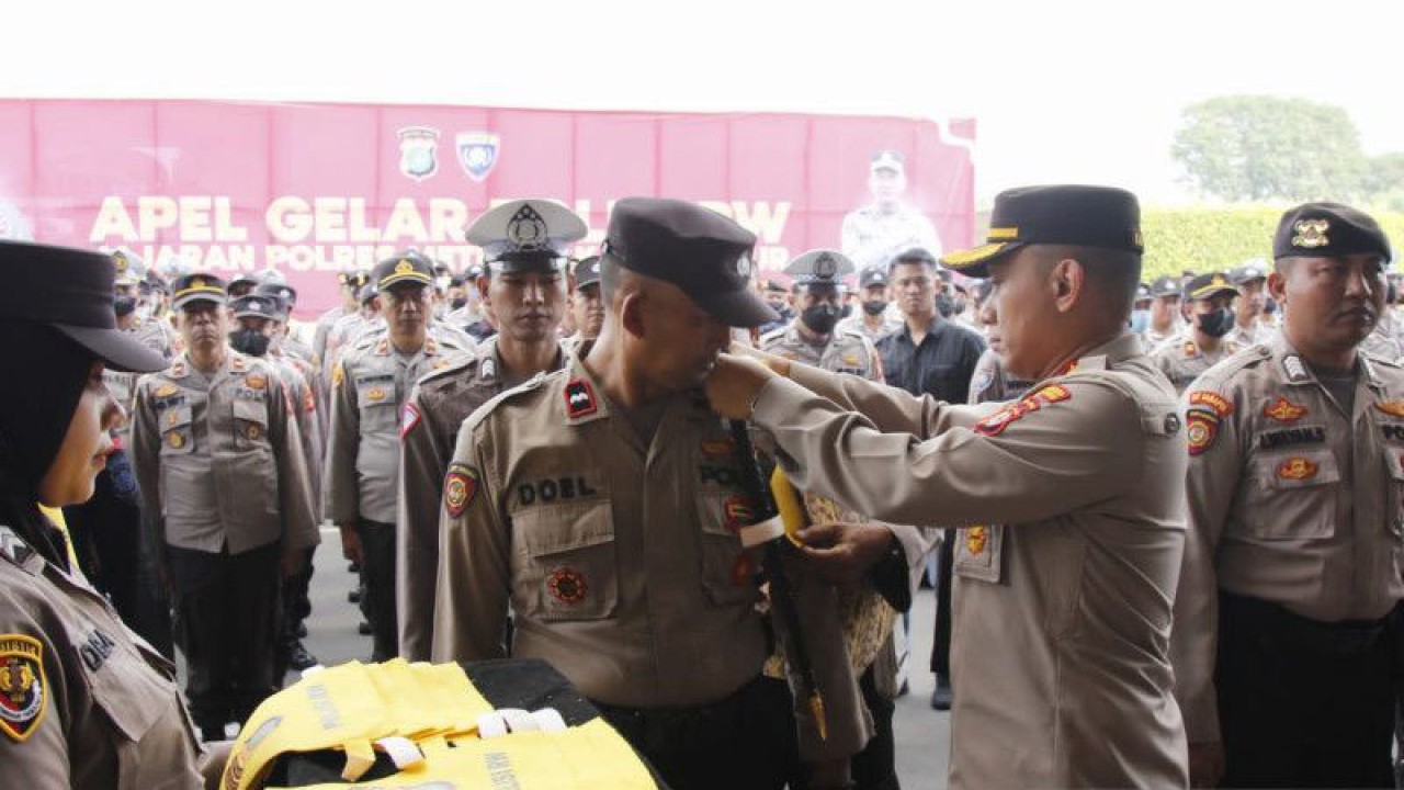 Kapolres Metro Jakarta Timur Kombes Pol Budi Sartono saat mengukuhkan 707 Polisi RW secara simbolis di Keong Mas TMII, Jakarta Timur, Jumat (24/3/2023). ANTARA/HO-Humas Polrestro Jaktim