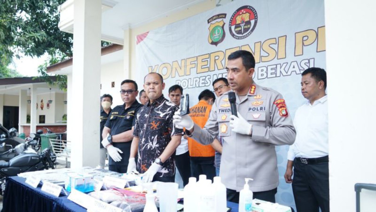 Polisi menunjukkan barang bukti tindak pidana peredaran barang haram tembakau sintetis saat ungkap kasus di Mapolres Metro Bekasi, Jumat (24/3/2023). (ANTARA/Pradita Kurniawan Syah).
