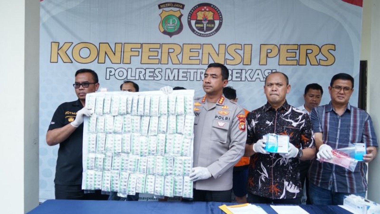 Polisi menunjukkan barang bukti ribuan butir tramadol dan hexymer yang berhasil diamankan dari tangan dua pengedar obat terlarang saat ungkap kasus di Mapolres Metro Bekasi, Jumat. (ANTARA/Pradita Kurniawan Syah).