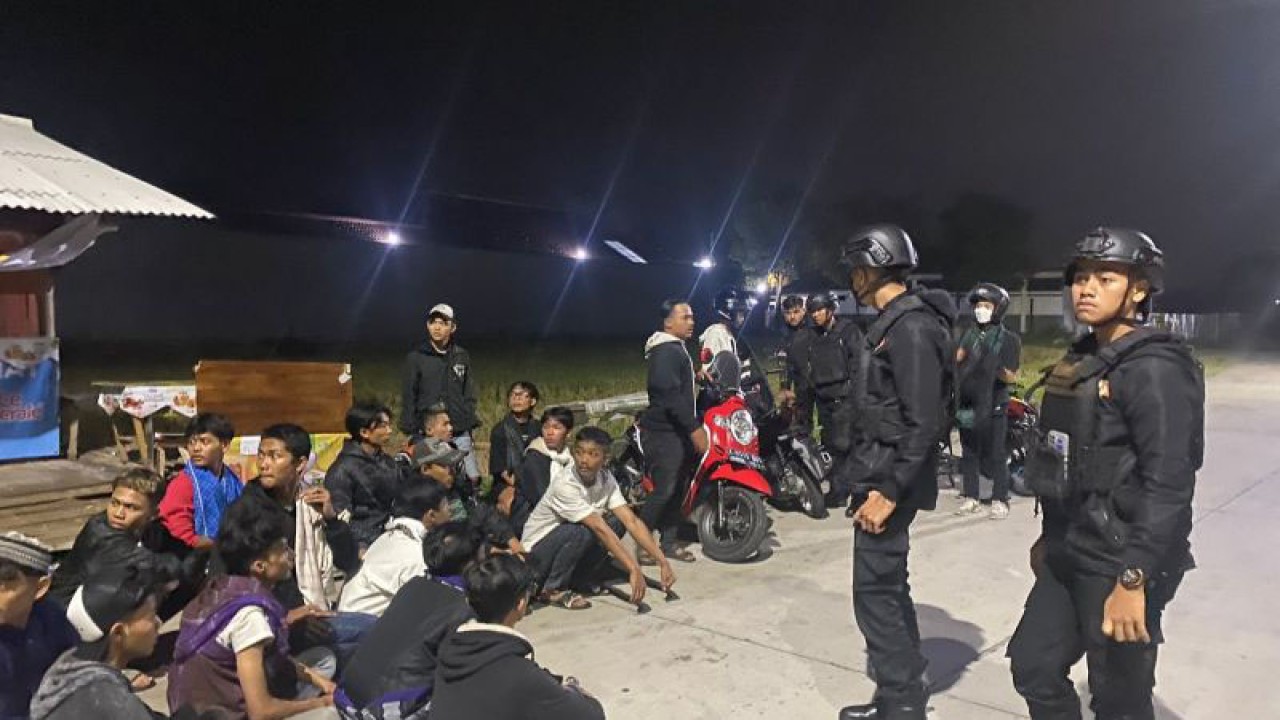 Polisi mengamankan pemuda yang berkumpul pada Senin dini hari. (ANTARA/Bagus Ahmad Rizaldi)
