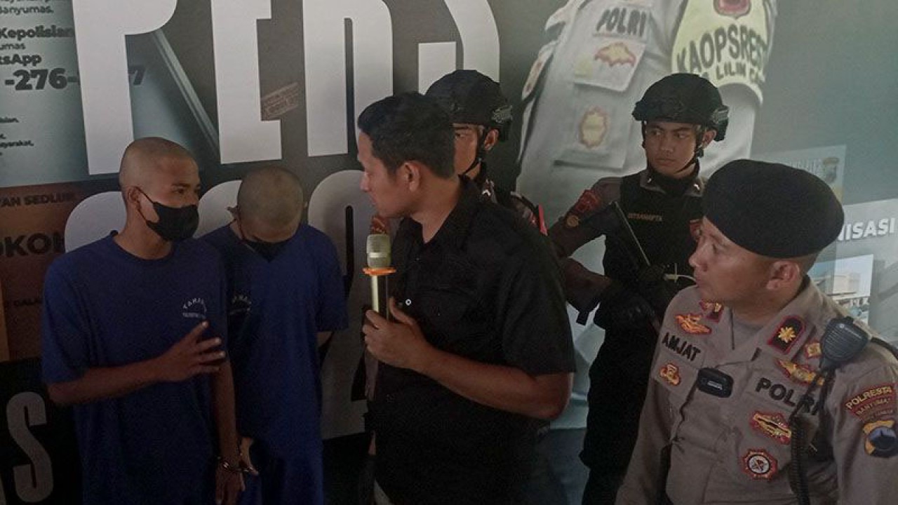 Kasatreskrim Polresta Banyumas Kompol Agus Supriadi Siswanto didampingi Kasatsamapta Kompol Agus Amjat Purnomo dalam konferensi pers di Mapolresta Banyumas, Purwokerto, Kabupaten Banyumas, Rabu (29/3/2023) siang, bertanya kepada tersangka Y terkait dengan asal 30 kilogram bubuk mesiu atau bahan petasan yang dibawanya. ANTARA/Sumarwoto