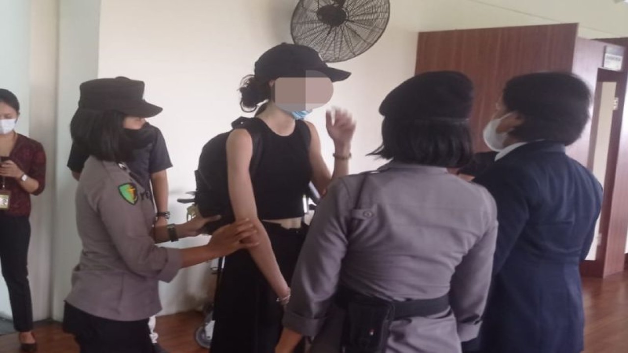 Beberapa polwan jajaran Kepolisian Resor Kawasan Bandara I Gusti Ngurah Rai, Bali, berusaha menenangkan seorang warga negara Prancis yang mengamuk di Bandara I Gusti Ngurah Rai, Tuban, Bali. ANTARA/HO-Humas Polres Bandara Ngurah R