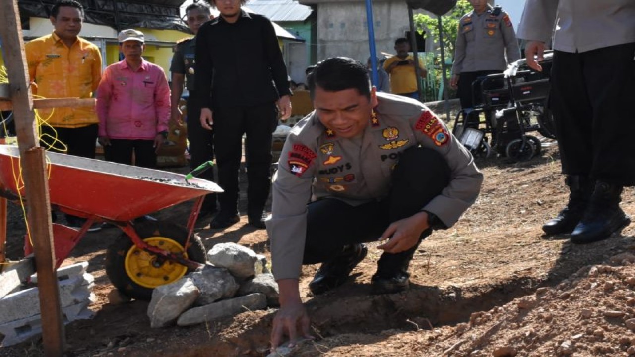Kapolda Sulawesi Tengah, Irjen Pol Rusdy Sufahriadi meletakan batu pertama tanda dimulainya bedah rumah warga lewat program Polda Peduli berlangsung di Kota Palu, Kamis (9/3/2023). ANTARA/HO-Humas Polda Sulteng