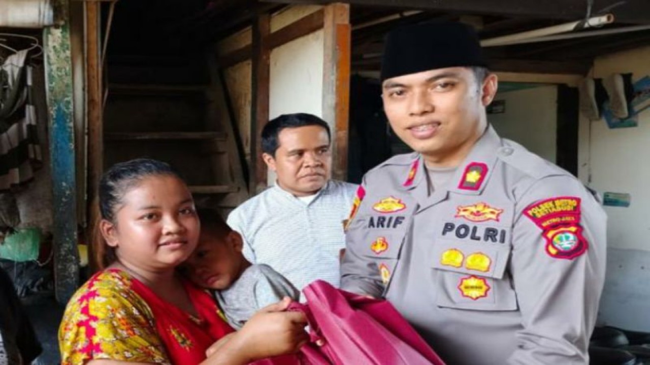 Kapolsek Metro Setiabudi Kompol Arif Purnama Oktora memberikan bantuan kepada anak terduga stunting, Jakarta, Senin (13/3/2023). ANTARA/HO-Polsek Setiabudi