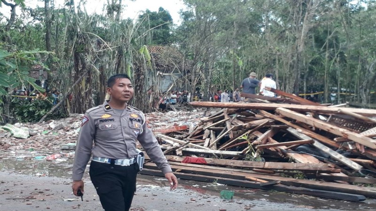 Kondisi rumah yang hancur akibat ledakan bubuk mesiu di Dusun Tegalrejo, Desa Karangbendo, Kecamatan Ponggok, Kabupaten Blitar, Jawa Timur. ANTARA/ Asmaul