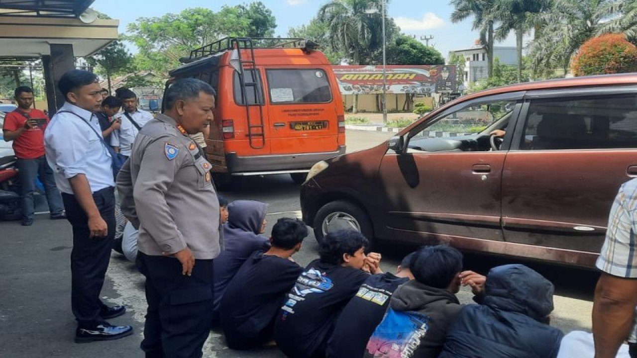 Polisi mengamankan sejumlah remaja yang diduga terlibat dalam aksi pelemparan batu kepada pengendara sepeda motor di Kota Tasikmalaya, Jawa Barat. (ANTARA/HO-Polres Tasikmalaya Kota)