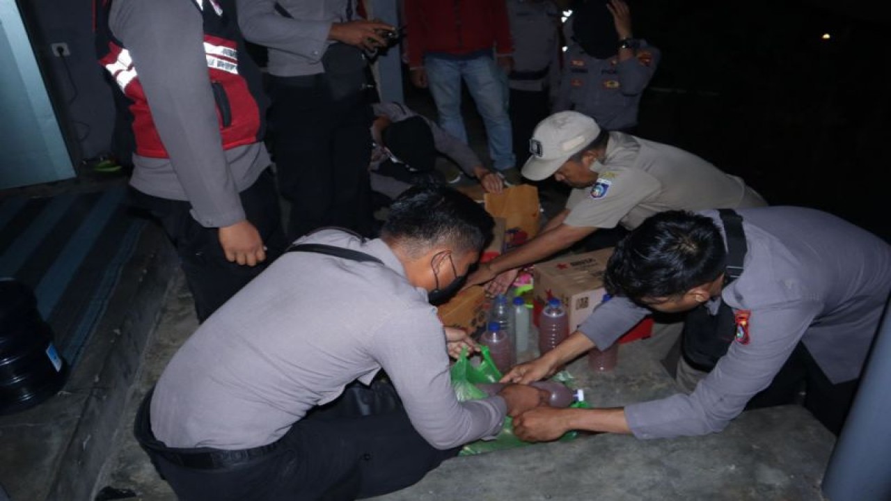 Anggota saat melakukan razia miras di tempat hiburan malam di Lombok Tengah, Nusa Tenggara Barat ANTARA/Humas Polres Lombok Tengah