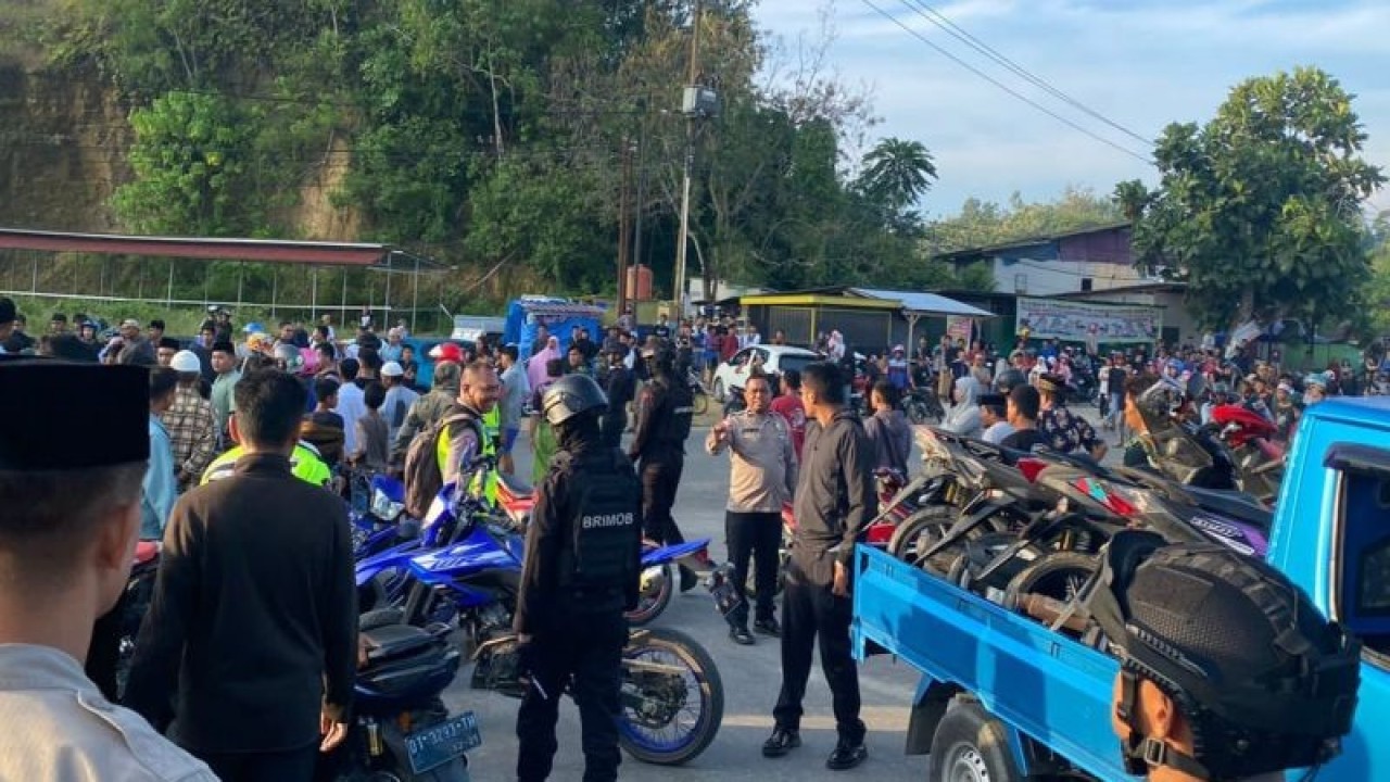 Tim kepolisian saat melakukan operasi penertiban balapan liar dan knalpot racing di area Jembatan Bahteramas kendari. (Antara/La Ode Muh Deden Saputra)
