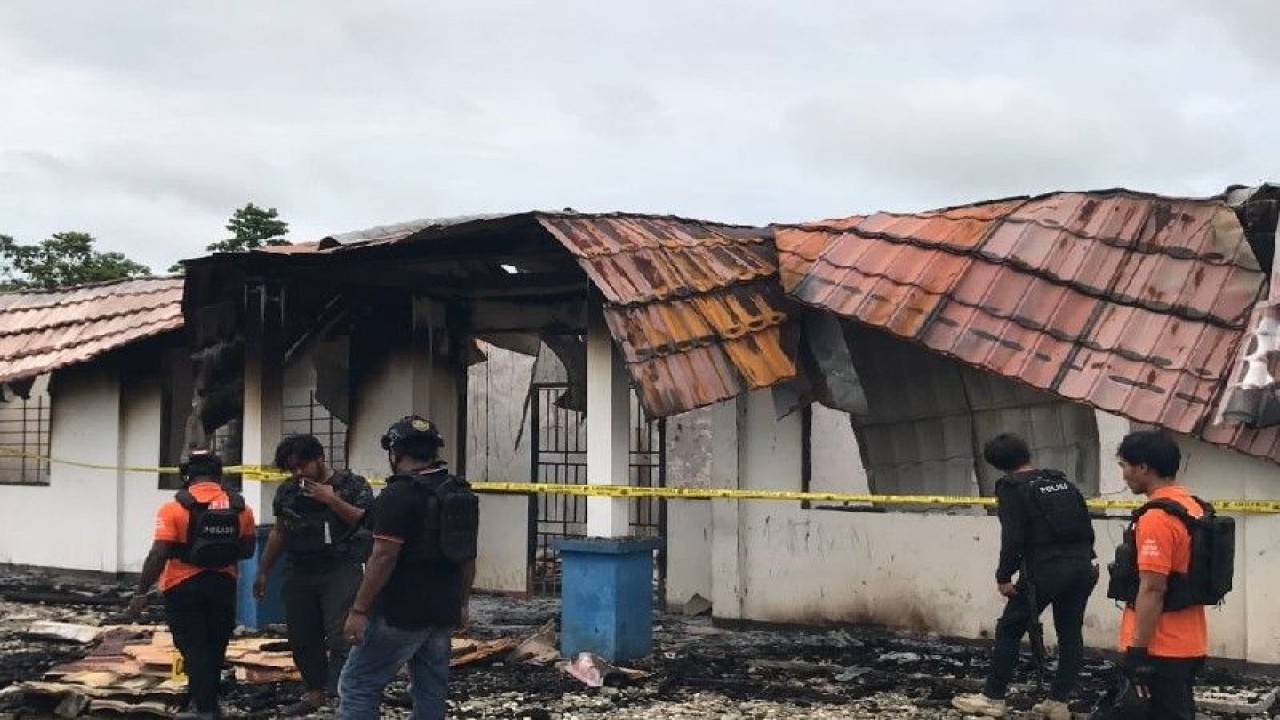 Polisi lakukan olah TKP terhadap SMPN 2 Dekai yang dibakar KKB. (ANTARA/HO/Humas Polda Papua)