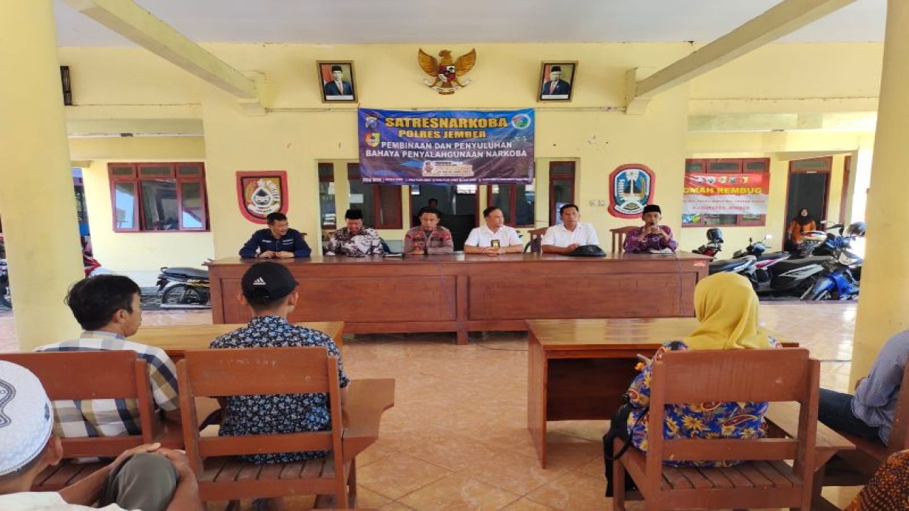 Satreskoba Polres Jember memberikan sosialisasi terkait bahaya narkoba dan minuman keras di Balai Desa Pancakarya, Kecamatan Ajung, Kabupaten Jember, Kamis (9/3/2023). ANTARA/HO-Polres Jember