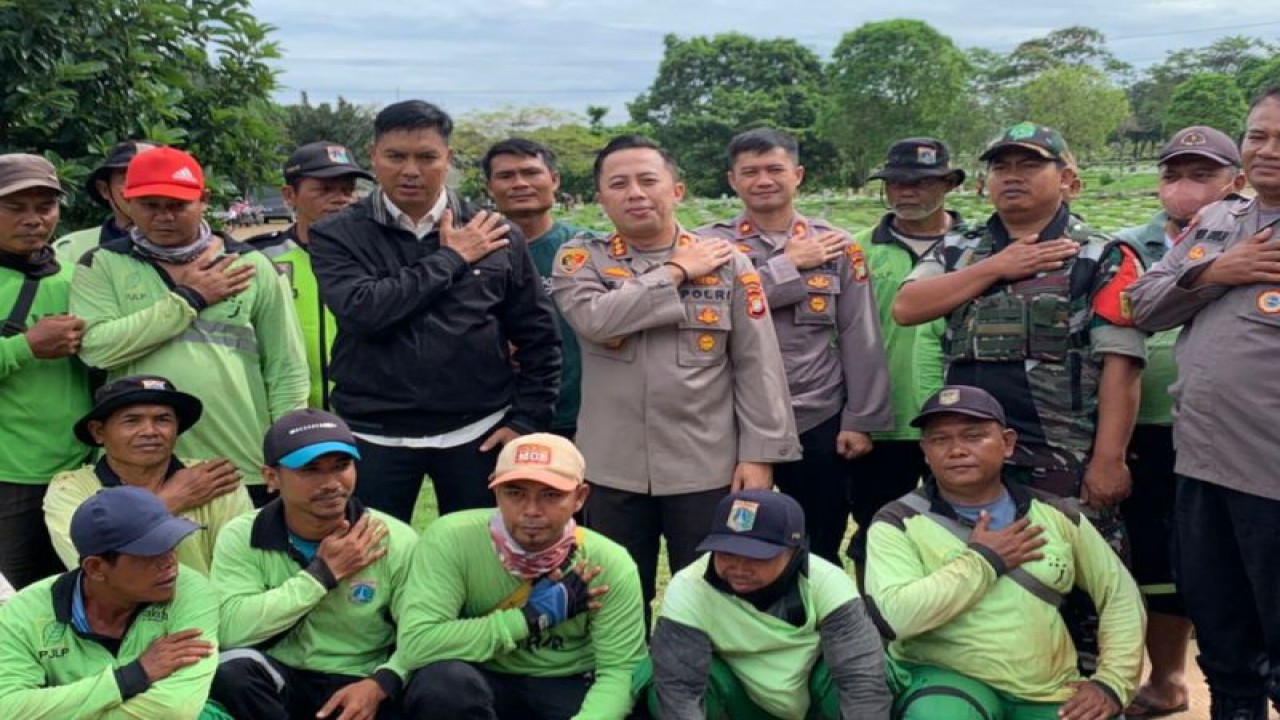 Pihak kepolisian menyalurkan bantuan sosial Polri kepada penggali kubur TPU Kampung Kandang, Jagakarsa, Jakarta Selatan, Jumat (31/3/2023). ANTARA/HO-Polsek Jagakarsa