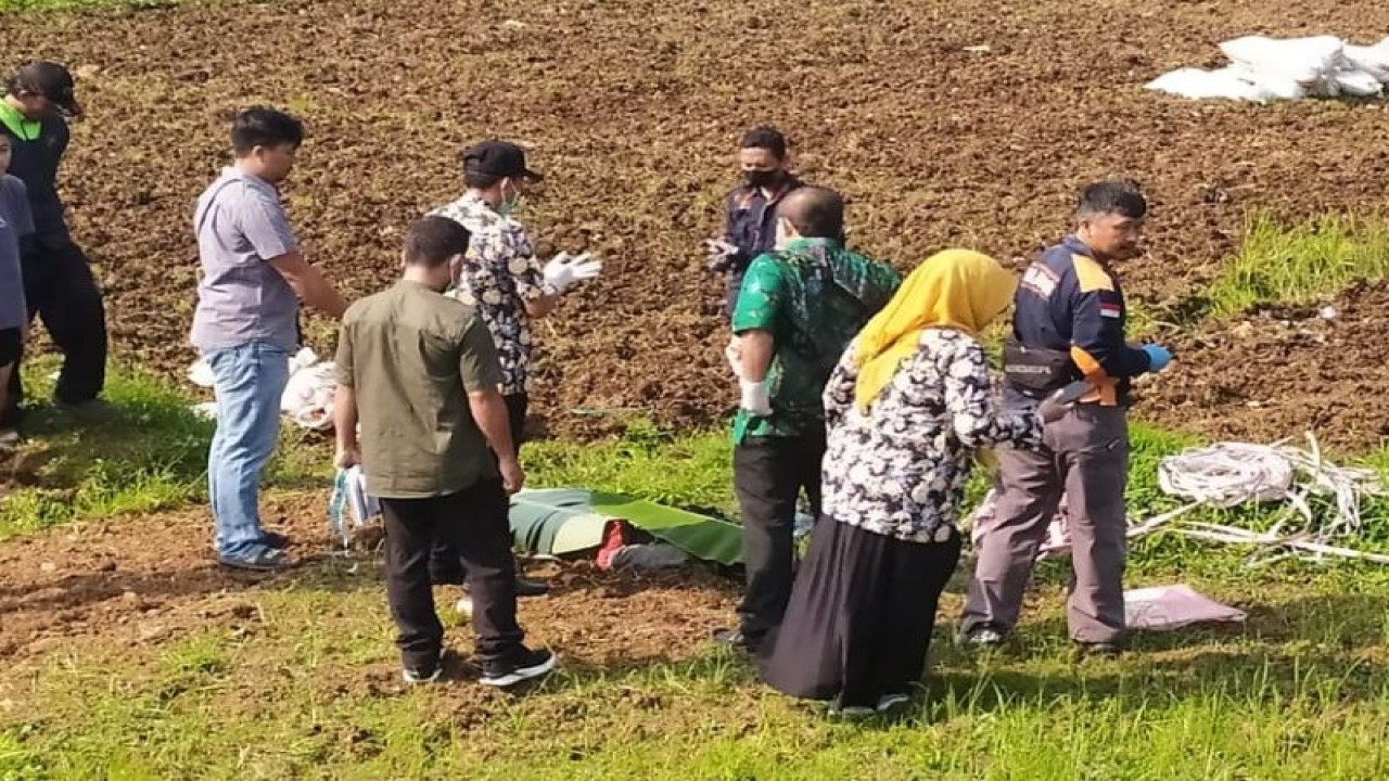 Polisi melakukan olah tempat kejadian perkara penemuan mayat di areal pesawahan di Kecamatan Kawalu, Kota Tasikmalaya, Jawa Barat, Kamis (16/3/2023). (ANTARA/HO-Polres Tasikmalaya Kota)