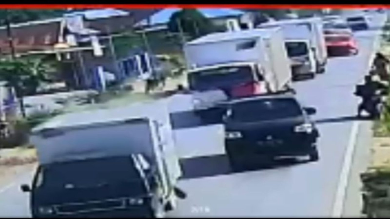 Video CCTV kejadian tabrak lari oleh mobil L300 Box (paling depan) usai menabrak pengendara motor di Konawe. Antara/HO-Polres Konawe.