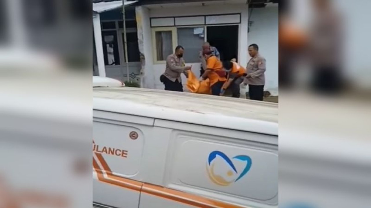 Polisi mengevakuasi jenazah perempuan di Kecamatan Arjasari, Kabupaten Bandung, Jawa Barat. (ANTARA/Instagram/@adalahkabbandung)