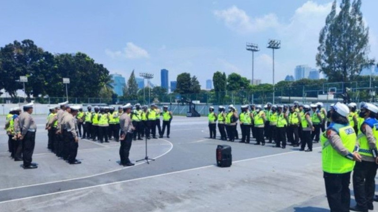 Direktorat Lalu Lintas (Ditlantas) Polda Metro Jaya melakukan apel untuk pengamanan konser BLACKPINK di Stadion Utama Gelora Bung Karno (GBK), di Jakarta, Minggu (12/3/2023). HO-Ditlantas Polda Metro Jaya