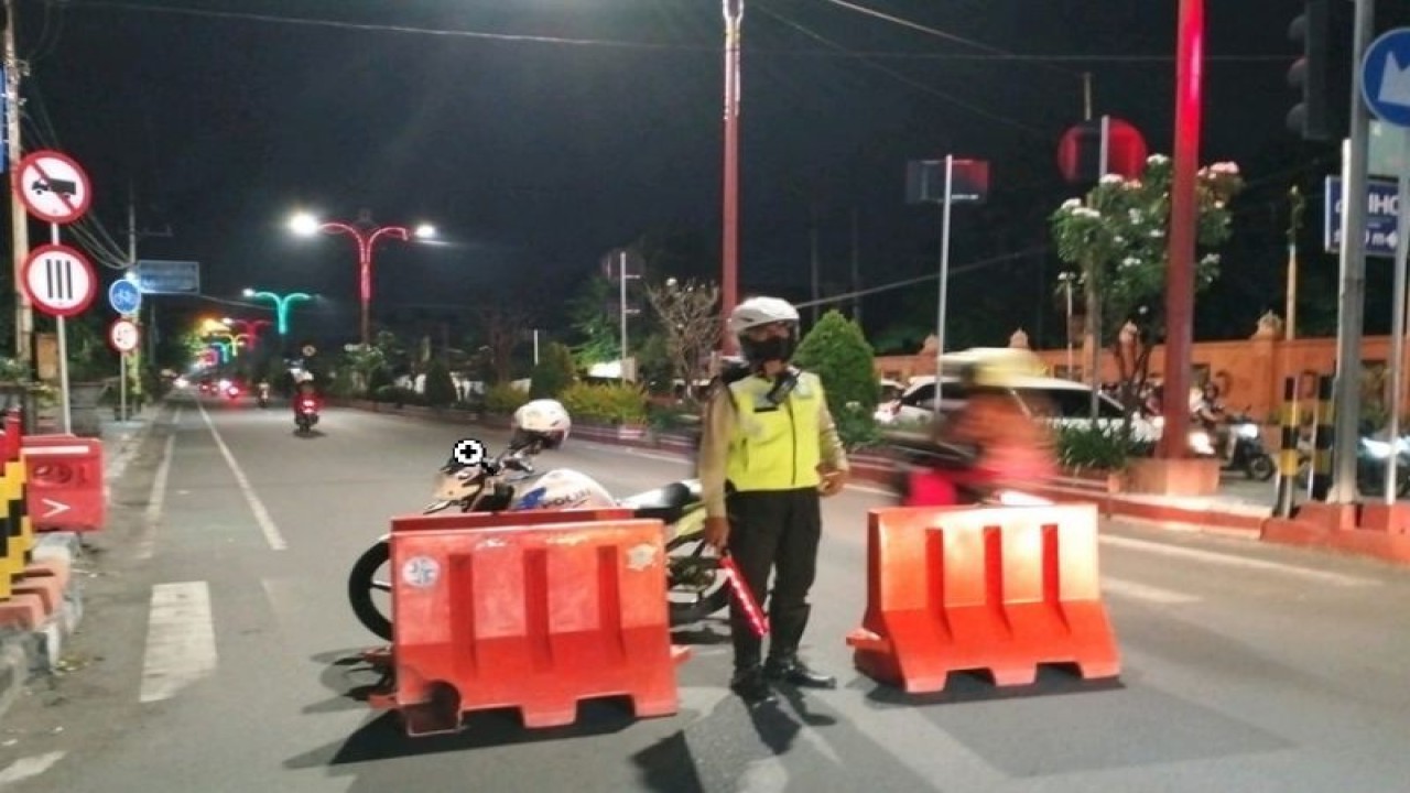 Petugas Kepolisian berjaga mengarahkan lalu lintas untuk menghindari kemacetan di Jalan Bypass Mojokerto. ANTARA/HO-Polres Mojokerto Kota