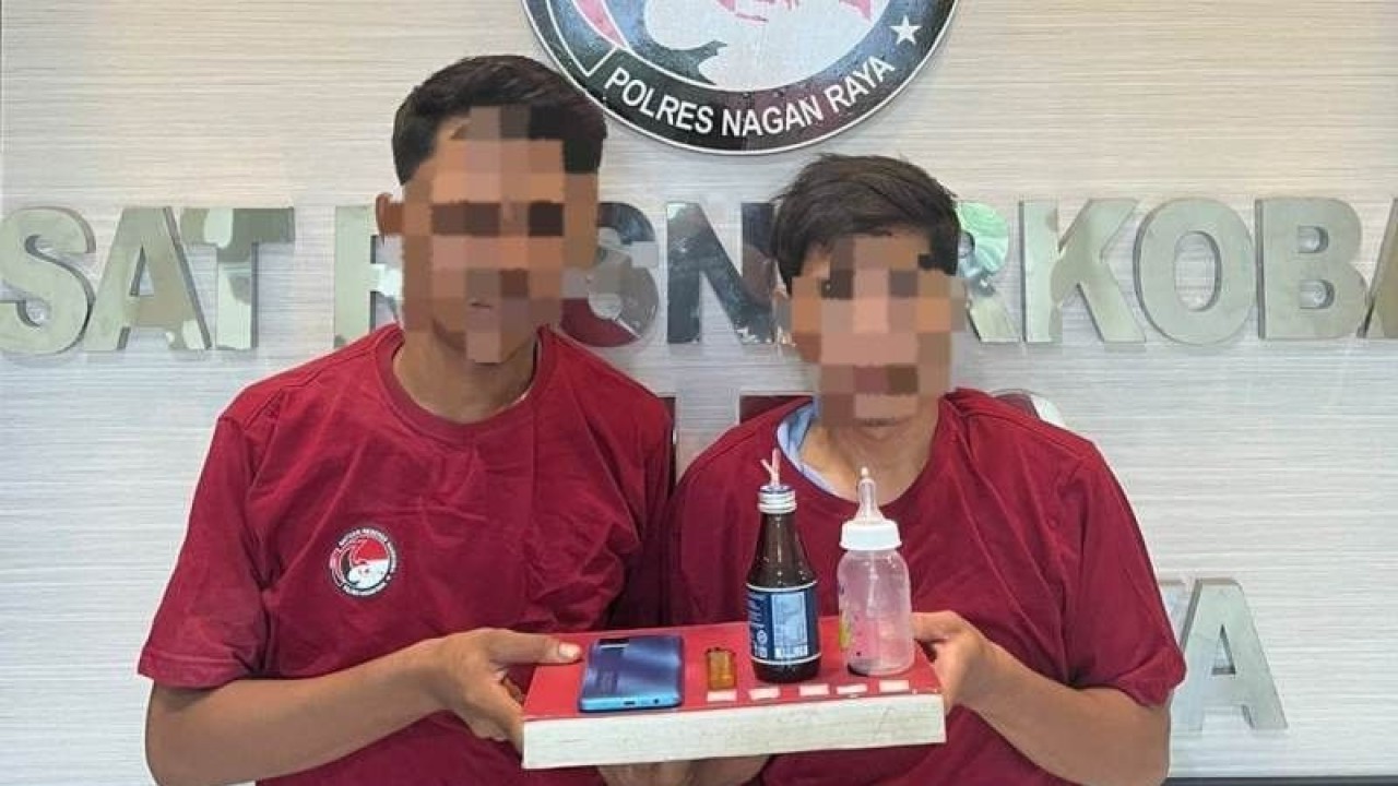Polisi memperlihatkan dua orang mahasiswa terduga pengedar narkotika jenis sabu saat diamankan di Satuan Narkoba Polres Nagan Raya, Provinsi Aceh, Ahad (5/3/2023). (ANTARA/HO)