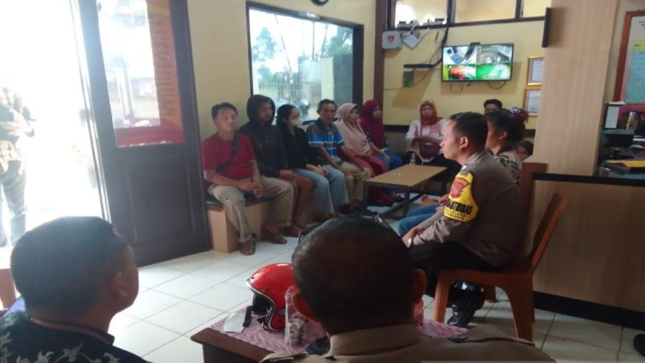 Pesonel Polsek Citamiang saat menerima perwakilan masyarakat dari Gang H Ma'ruf, RT 03/04,  Kelurahan Nanggeleng, Kecamatan Citamiang,