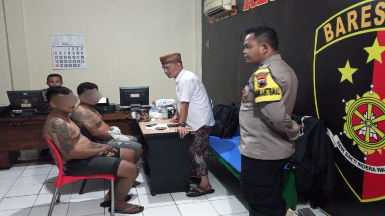 Dua terduga pungutan liar (pungli) di kawasan Pasar Dandangan Kudus tengah dimintai keterangannya di Mapolsek Kota Kudus, Jawa Tengah. ANTARA/HO-Polisi Kudus.