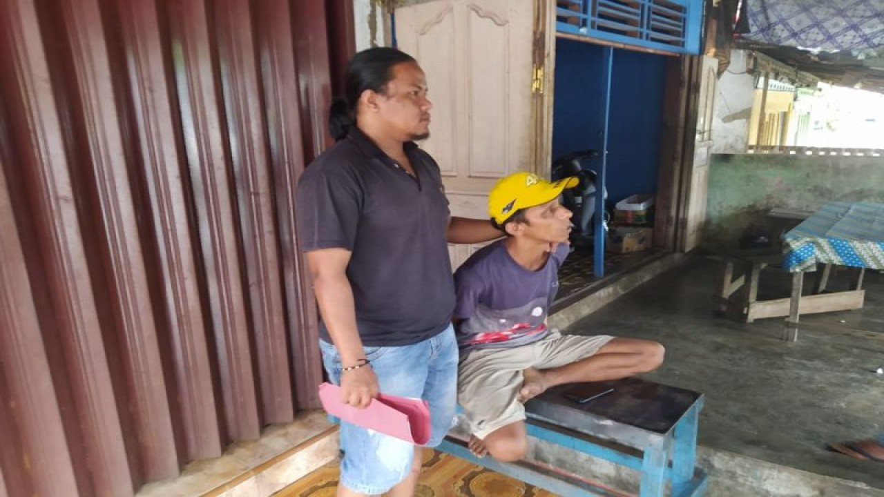Tim Opsnal Satres Narkoba Polres Agam sedang mengamankan pelaku penyalahgunaan narkotika, Sabtu (11/3). (Antara/HO)