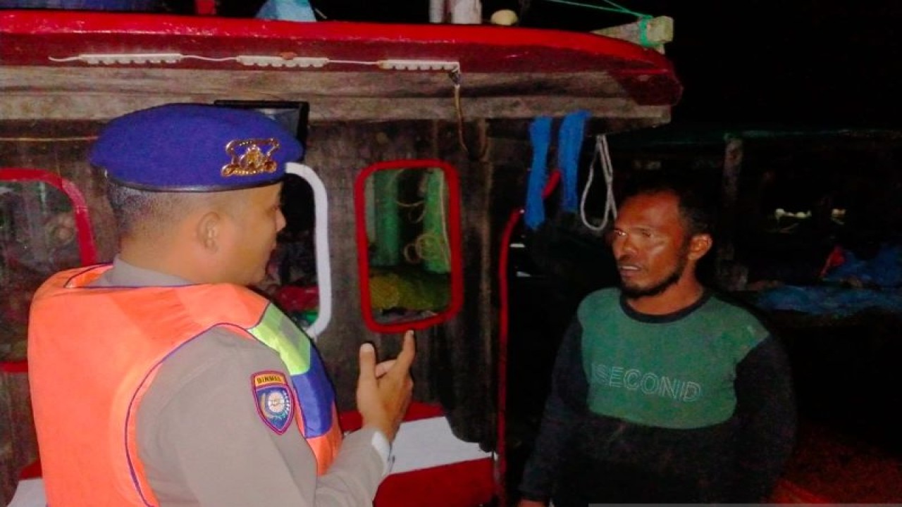 Personel Satpolairud Polres Asahan memeriksa kapal yang tidak memiliki dokumen lengkap saat berlayar di perairan Asahan. ((ANTARA/HO-Humas Polres Asahan))